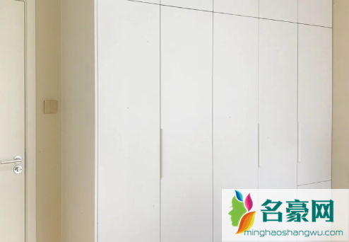 衣柜一门到顶和分体是一样价格吗3