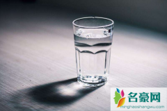 淡盐水和电解质水哪个好 喝电解质水有什么用